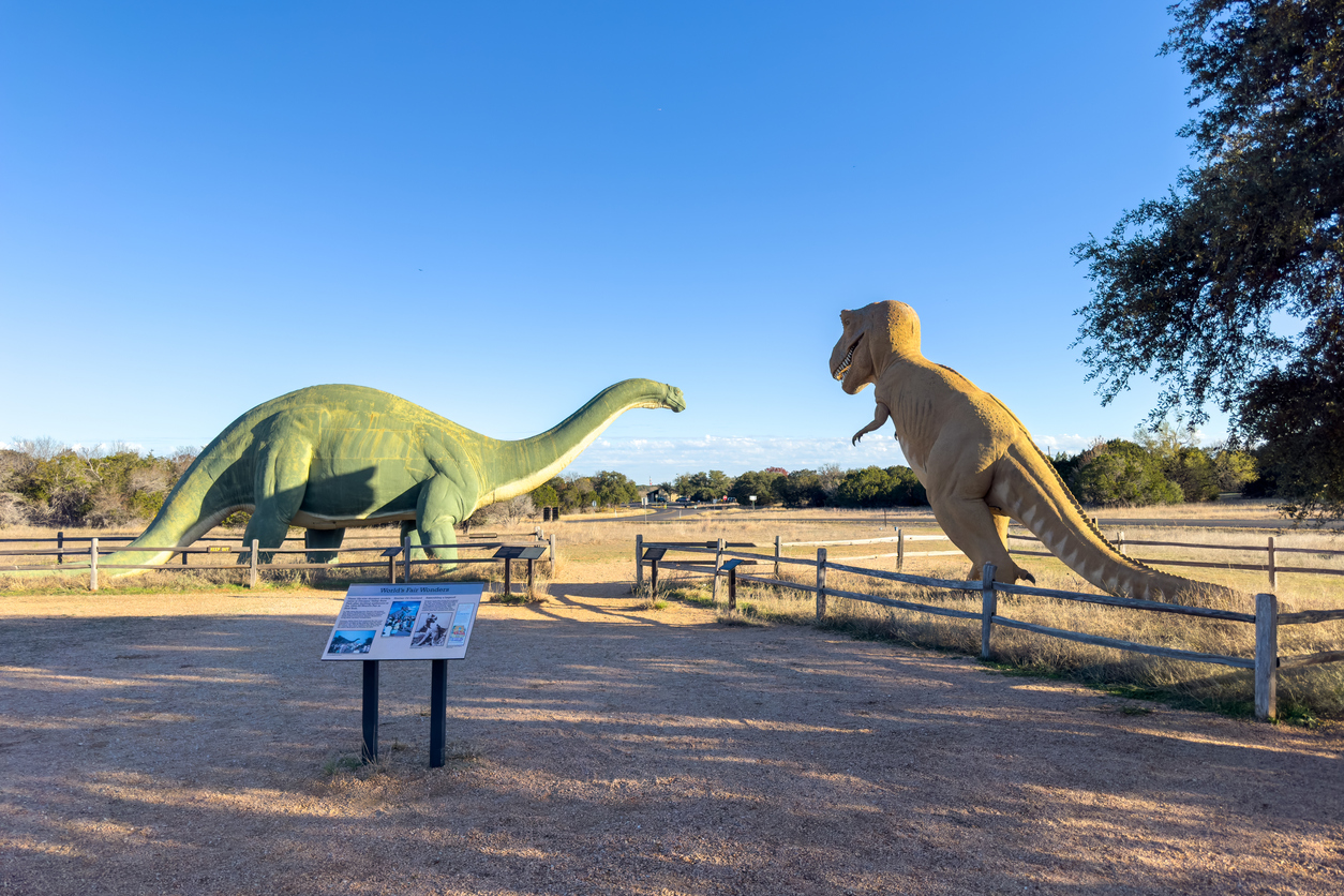 Brontosaurus and T-Rex life-size statues at Dinosaur Valley